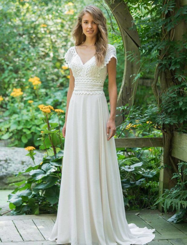 Braunhaarige Braut in Brautkleid mit V-Ausschnitt in Natur Kurzärmelig