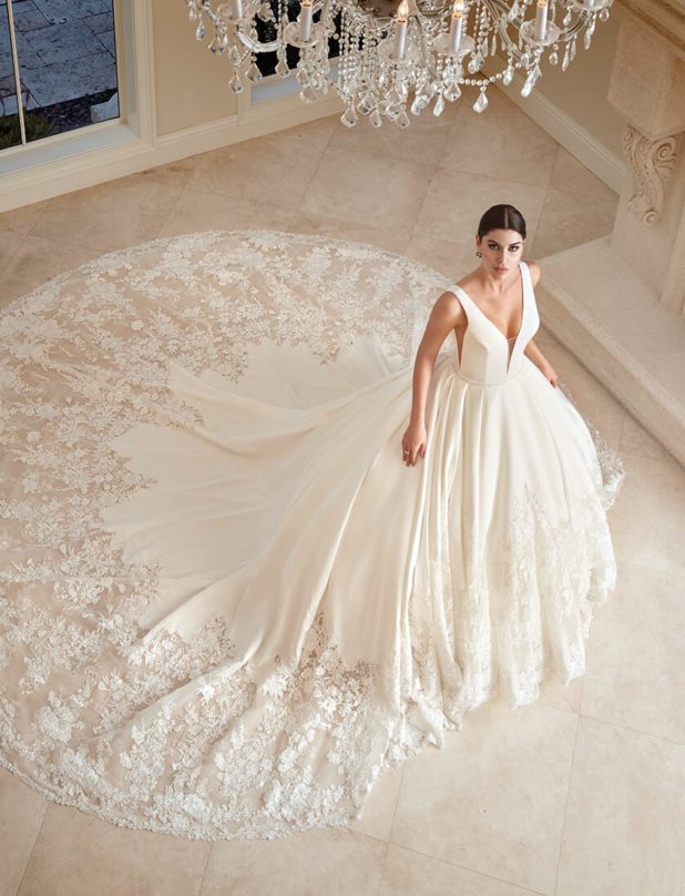 Schwarzhaarige Braut in Brautkleid Prinzessin V-Ausschnitt mit Kronleuchter von oben fotografiert