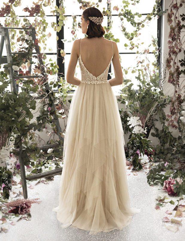 Schwarzhaarige Braut in Brautkleid Vintage Spaghettiträger mit Ohrschmuck zwischen Rosen Rückenansicht