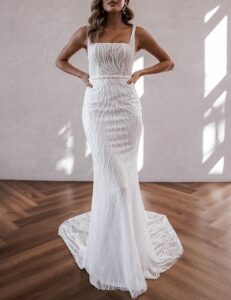 Figurbetontes Brautkleid mit breiten Trägern und feiner, wellenförmiger Stickerei im Frontbereich, elegante Silhouette mit leichter Schleppe.